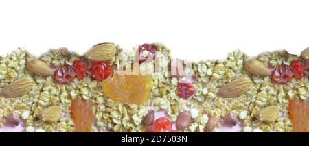Gesundes Frühstück über Nacht Hafer mit frischen Beeren mit getrockneten Früchten, Apfel und Nüsse, Walnüsse, Mandeln. Mit Joghurt, Quark, Pudding. Diät, k Stockfoto