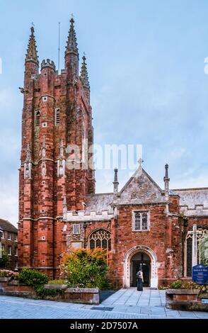 Die farbenfrohe Kirche St. Mary, High Street, Totnes, Großbritannien Stockfoto