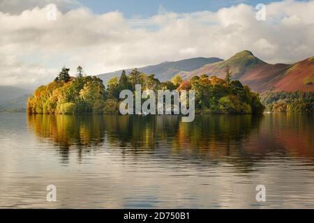Herbstsonne auf Derwent Isle eine von Bäumen bedeckte Insel Derwent Water bei Keswick im englischen Lake District Stockfoto