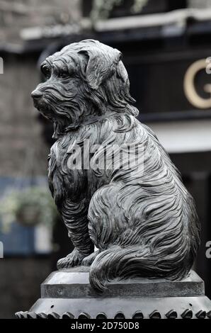 Statue Von Greyfriars Bobby Die Beruhmte Skye Terrier Hund Auf Kerzenmacher Row Edinburgh Schottland Stockfotografie Alamy