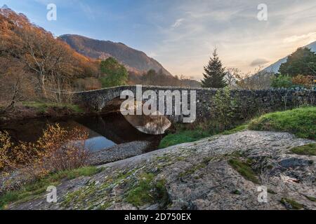 Grange Brücke über den Fluss Derwent in der Ortschaft Grange in der borrowdale Bereich des Lake District in Cumbria North West England Stockfoto