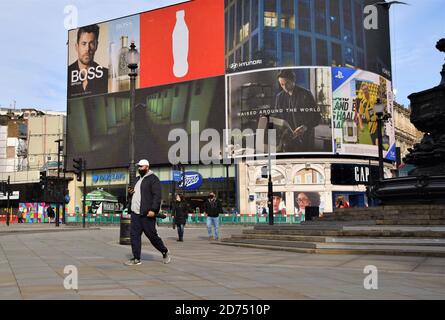 London, Großbritannien. Oktober 2020. Ein Mann, der eine Gesichtsmask als vorbeugende Maßnahme gegen das Covid-19 Coronavirus trägt, wird auf einem relativ ruhigen Piccadilly Circus gesehen. Kredit: Vuk Valcic/SOPA Images/ZUMA Wire/Alamy Live Nachrichten Stockfoto