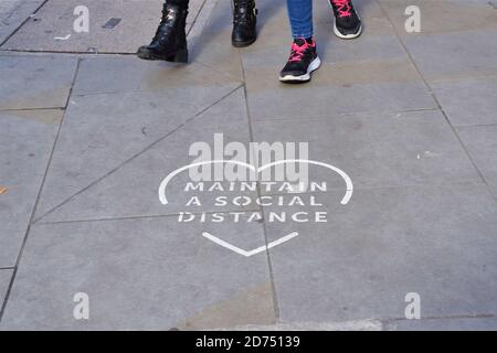 London, Großbritannien. Oktober 2020. Ein herzförmiges soziales Distanzierungsschild, das auf dem Boden in Soho zu sehen ist. Kredit: Vuk Valcic/SOPA Images/ZUMA Wire/Alamy Live Nachrichten Stockfoto