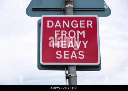 „Danger from Heavy Seas“ Warnschild für Großbritannien Stockfoto