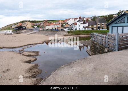 Die Küste von Sandsend mit Blick nach Südosten in Richtung Whitby Stockfoto