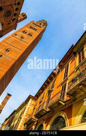 Blick auf die berühmten torrazzo Glockenturm mit historischen Architekturen in Cremona, Italien an einem sonnigen Tag. Stockfoto