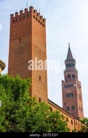 Blick auf die berühmten torrazzo Glockenturm mit historischen Architekturen in Cremona, Italien an einem sonnigen Tag. Stockfoto