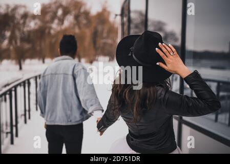 Liebevolles Paar in Denim und Hut im Winter Stockfoto