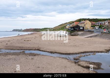 Die Küste bei Sandsend mit Blick auf Whitby Stockfoto