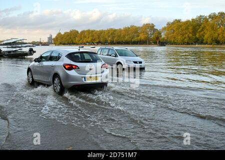 London, Großbritannien. Oktober 2020. Ungewöhnlich hohe Frühlingsgezeiten auf der Themse überflutet Putney Embankment Road vor Ruderclubs. Kredit: JOHNNY ARMSTEAD/Alamy Live Nachrichten Stockfoto