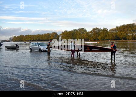 London, Großbritannien. Oktober 2020. Ungewöhnlich hohe Frühlingsgezeiten auf der Themse überflutet Putney Embankment Road vor Ruderclubs. Kredit: JOHNNY ARMSTEAD/Alamy Live Nachrichten Stockfoto