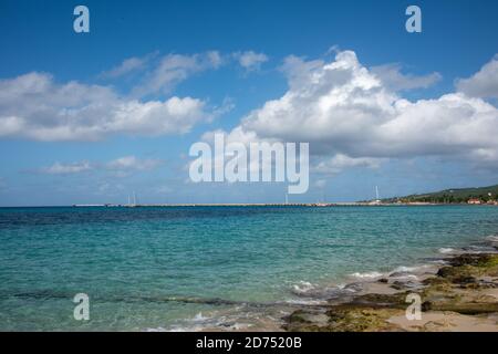 Frederiksted, St. Croix, amerikanische Jungferninseln-Januar 4,2020: Schiffe im Hafen mit Pier und blauem Karibikmeer auf der Insel St. Croix Stockfoto