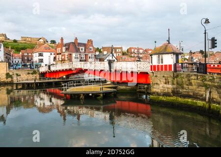 Whitby Swing Bridge Überquerung des Flusses Esk, in Whitby, North Yorkshire Stockfoto