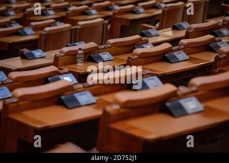 Bukarest, Rumänien - 20. Oktober 2020: Leere Sitze im Abgeordnetenhaus des rumänischen Parlaments während des Ausbruchs des Covid-19. Stockfoto