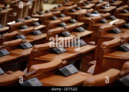 Bukarest, Rumänien - 20. Oktober 2020: Leere Sitze im Abgeordnetenhaus des rumänischen Parlaments während des Ausbruchs des Covid-19. Stockfoto