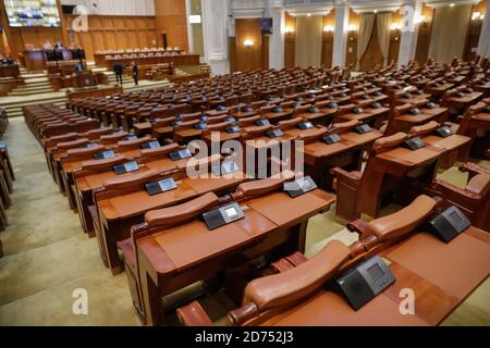 Bukarest, Rumänien - 20. Oktober 2020: Leere Sitze im Abgeordnetenhaus des rumänischen Parlaments während des Ausbruchs des Covid-19. Stockfoto