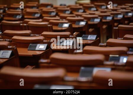 Bukarest, Rumänien - 20. Oktober 2020: Leere Sitze im Abgeordnetenhaus des rumänischen Parlaments während des Ausbruchs des Covid-19. Stockfoto