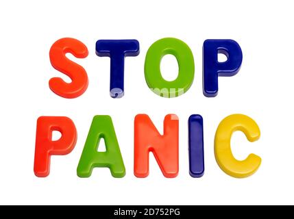 Coronavirus Pandemie, Text STOPPEN PANIK auf einem weißen Hintergrund. Ein Aufruf an die Menschen, während einer globalen Pandemie keine Panik zu bekommen. COVID-19 ist der offizielle neue Name Stockfoto