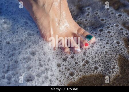 Nahaufnahme eines weiblichen Fußes im Wasser Stockfoto