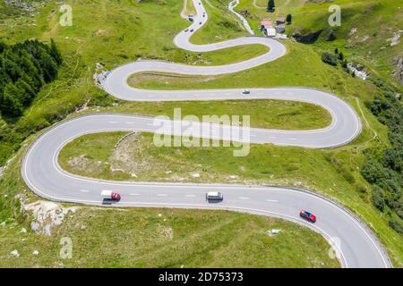 Atemberaubender Blick aus der Vogelperspektive über die Kurven des Julier Gebirgspasses, Schweiz Stockfoto