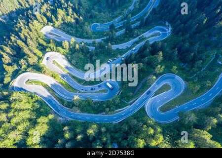 Kurven des Majola-Gebirgspasses, Drohnenschuss, Schweiz Stockfoto