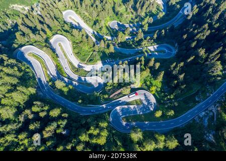 Kurven des Majola-Gebirgspasses, Drohnenschuss, Schweiz Stockfoto