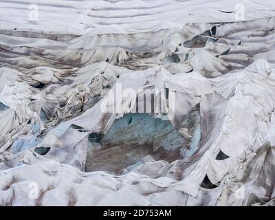 Rhonegletscher bedeckt mit Platten, um das Eis vor dem Schmelzen über der Gletscherhöhle zu schützen, Belvedere, Schweiz Stockfoto