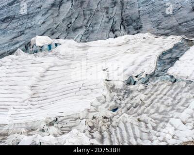 Rhonegletscher bedeckt mit Platten, um das Eis vor dem Schmelzen über der Gletscherhöhle zu schützen, Belvedere, Schweiz Stockfoto