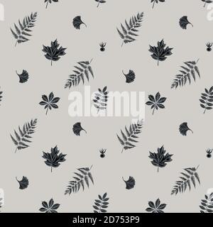 Nahtloses Muster mit handgezeichneten stilisierten Farn, Hunderose, Eberesche, Ginkgo, Ahorn, Rosskastanie Stock Vektor