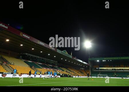 20. Oktober 2020; Carrow Road, Norwich, Norfolk, England, English Football League Championship Football, Norwich gegen Birmingham City; die Birmingham City Spieler wärmen sich auf Stockfoto