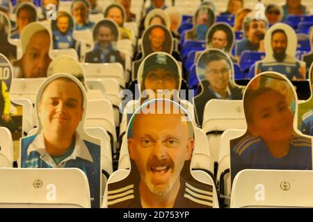 Birmingham, Großbritannien. Oktober 2020. Kartonausschnitte von Fans während des Sky Bet Championship-Spiels zwischen Coventry City und Swansea City in St Andrews, Birmingham, England am 20. Oktober 2020. Foto von Nick Browning/Prime Media Images. Kredit: Prime Media Images/Alamy Live Nachrichten Stockfoto