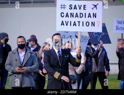 Ottawa, Kanada. Oktober 2020. Einige hundert Mitarbeiter kanadischer Fluggesellschaften, darunter Piloten, Flugbegleiter und Wartungsarbeiter, marschierten vor dem kanadischen Parlament, um die Unterstützung der Regierung für die Luftfahrtindustrie zu fordern, die weiterhin mit der Covid-Krise von 19 zu kämpfen hat. Die Industrie erklärt, dass sie 8 Monate nach der Krise keine Unterstützung von der Regierung erhalten haben, dass Maßnahmen jetzt erforderlich sind, bevor Unternehmen zusammenbrechen, um Arbeitsplätze zu erhalten. Kredit: Meanderingemu/Alamy Live Nachrichten Stockfoto