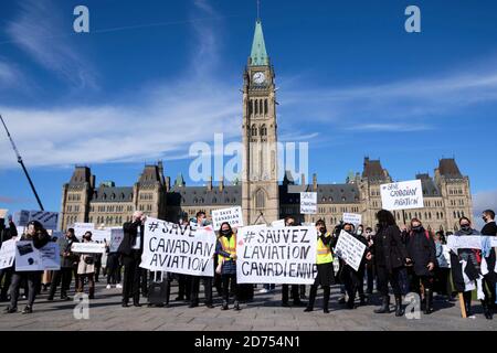 Ottawa, Kanada. Oktober 2020. Einige hundert Mitarbeiter kanadischer Fluggesellschaften, darunter Piloten, Flugbegleiter und Wartungsarbeiter, marschierten vor dem kanadischen Parlament, um die Unterstützung der Regierung für die Luftfahrtindustrie zu fordern, die weiterhin mit der Covid-Krise von 19 zu kämpfen hat. Die Industrie erklärt, dass sie 8 Monate nach der Krise keine Unterstützung von der Regierung erhalten haben, dass Maßnahmen jetzt erforderlich sind, bevor Unternehmen zusammenbrechen, um Arbeitsplätze zu erhalten. Kredit: Meanderingemu/Alamy Live Nachrichten Stockfoto