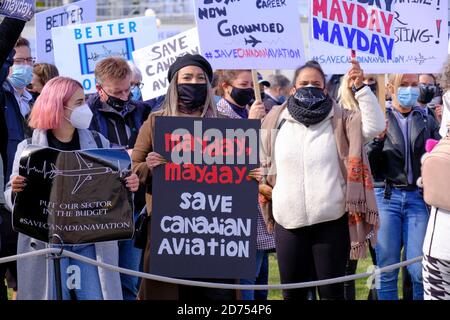 Ottawa, Kanada. Oktober 2020. Einige hundert Mitarbeiter kanadischer Fluggesellschaften, darunter Piloten, Flugbegleiter und Wartungsarbeiter, marschierten vor dem kanadischen Parlament, um die Unterstützung der Regierung für die Luftfahrtindustrie zu fordern, die weiterhin mit der Covid-Krise von 19 zu kämpfen hat. Die Industrie erklärt, dass sie 8 Monate nach der Krise keine Unterstützung von der Regierung erhalten haben, dass Maßnahmen jetzt erforderlich sind, bevor Unternehmen zusammenbrechen, um Arbeitsplätze zu erhalten. Kredit: Meanderingemu/Alamy Live Nachrichten Stockfoto