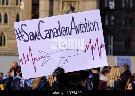 Ottawa, Kanada. Oktober 2020. Einige hundert Mitarbeiter kanadischer Fluggesellschaften, darunter Piloten, Flugbegleiter und Wartungsarbeiter, marschierten vor dem kanadischen Parlament, um die Unterstützung der Regierung für die Luftfahrtindustrie zu fordern, die weiterhin mit der Covid-Krise von 19 zu kämpfen hat. Die Industrie erklärt, dass sie 8 Monate nach der Krise keine Unterstützung von der Regierung erhalten haben, dass Maßnahmen jetzt erforderlich sind, bevor Unternehmen zusammenbrechen, um Arbeitsplätze zu erhalten. Kredit: Meanderingemu/Alamy Live Nachrichten Stockfoto