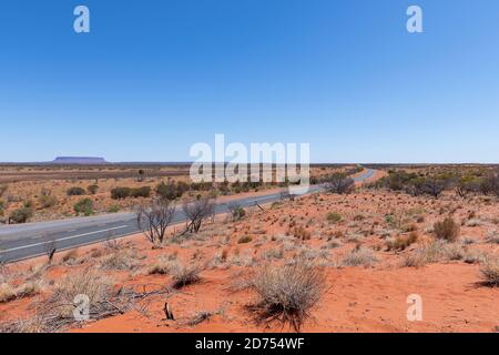 Ein Blick vom Lasseter Highway auf Mount Connor im Northern Territory, Australien Stockfoto