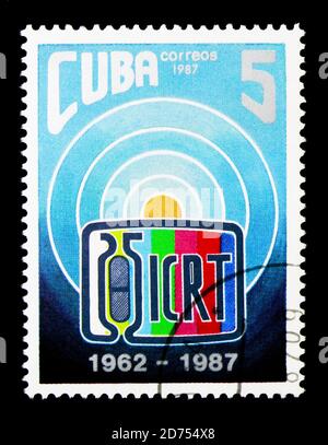 MOSKAU, RUSSLAND - 25. NOVEMBER 2017: Eine in Kuba gedruckte Briefmarke, die dem 25. Jubiläum des ICRT (Cuban Institute of Radio and Televisi, Serie, um 1987 gewidmet ist Stockfoto