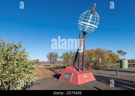 Alice Springs, Australien - The Tropic of Capricorn Marker, liegt 15 Meter vom Stuart Highway 30 Kilometer nördlich von Alic entfernt Stockfoto