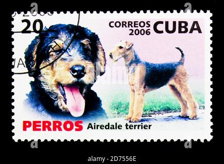 MOSKAU, RUSSLAND - 25. NOVEMBER 2017: Eine in Kuba gedruckte Briefmarke zeigt Airedale Terrier (Canis lupus familiaris), Hunde Serie, um 2006 Stockfoto