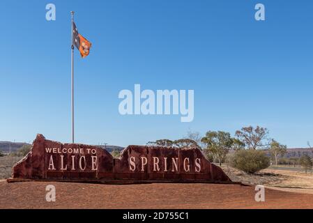 Alice Springs, Northern Territory, Australien - das Willkommensschild am Stadtrand von Alice Springs im Northern Territory von Australien. Stockfoto