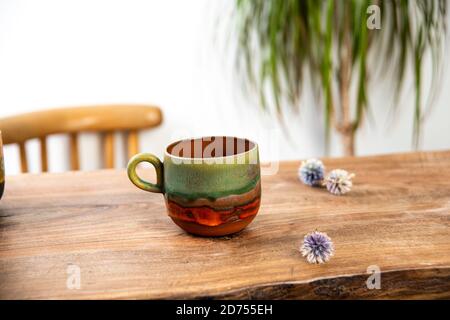 Porzellankaffeetasse auf Teetafel aus Holz Stockfoto
