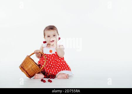 Kleines Mädchen mit einem Korb mit Kirschen Beeren Stockfoto