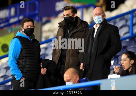 Derby County Besitzer Mel Morris (rechts) Leiter der Nachwuchsförderung Harry Croft (Mitte) mit dem Chief Executive Officer von Derby County Stephen Pearce (links) auf den Tribünen vor dem Sky Bet Championship-Spiel im John Smith's Stadium, Huddersfield. Stockfoto