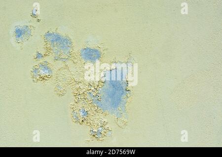 Schäden und abblätternde Farbe an der Wand aufgrund von atmosphärischen Niederschlägen. Für den Einsatz als abstrakte Hintergründe und Texturen. Stockfoto