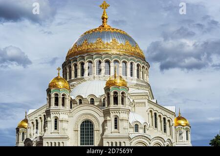 Die Kuppeln der Marine Nikolski Kathedrale mit Vergoldung und Kreuze in der Stadt Kronstadt vor dem Hintergrund der Ein grau wolkig Himmel auf einem Sommer da Stockfoto