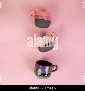 Porzellan Kaffeetassen auf rosa Hintergrund Stockfoto