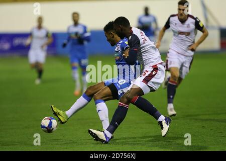 BARROW, ENGLAND. 20. OKTOBER Barrow's Dior Angus in Aktion mit Bolton 's Ricardo Santos während der Sky Bet League 2 Spiel zwischen Barrow und Bolton Wanderers in der Holker Street, Barrow-in-Furness am Dienstag, den 20. Oktober 2020. (Kredit: Mark Fletcher - MI News) KORRIGIERTE BILDUNTERSCHRIFT Kredit: MI News & Sport /Alamy Live News Stockfoto