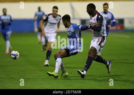 BARROW, ENGLAND. 20. OKTOBER Barrow's Dior Angus in Aktion mit Bolton 's Ricardo Santos während der Sky Bet League 2 Spiel zwischen Barrow und Bolton Wanderers in der Holker Street, Barrow-in-Furness am Dienstag, den 20. Oktober 2020. (Kredit: Mark Fletcher - MI News) KORRIGIERTE BILDUNTERSCHRIFT Kredit: MI News & Sport /Alamy Live News Stockfoto