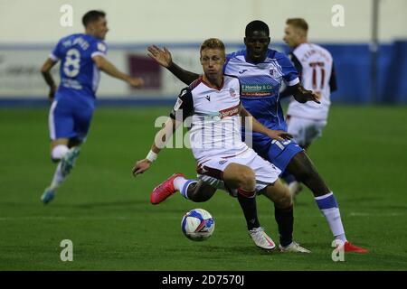 BARROW, ENGLAND. 20. OKTOBER Eoin Doyle von Bolton Wanderers in Aktion mit Barrows Yoan Zouma während des Sky Bet League 2-Spiels zwischen Barrow und Bolton Wanderers in der Holker Street, Barrow-in-Furness am Dienstag, den 20. Oktober 2020. (Kredit: Mark Fletcher, Mi News) Kredit: MI Nachrichten & Sport /Alamy Live Nachrichten Stockfoto