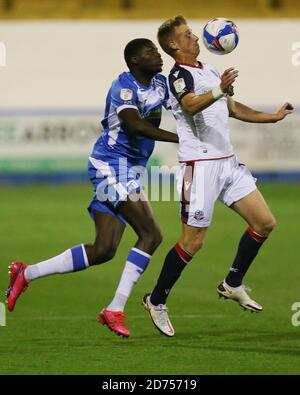 BARROW, ENGLAND. 20. OKTOBER Eoin Doyle von Bolton Wanderers in Aktion mit Barrows Yoan Zouma während des Sky Bet League 2-Spiels zwischen Barrow und Bolton Wanderers in der Holker Street, Barrow-in-Furness am Dienstag, den 20. Oktober 2020. (Kredit: Mark Fletcher, Mi News) Kredit: MI Nachrichten & Sport /Alamy Live Nachrichten Stockfoto